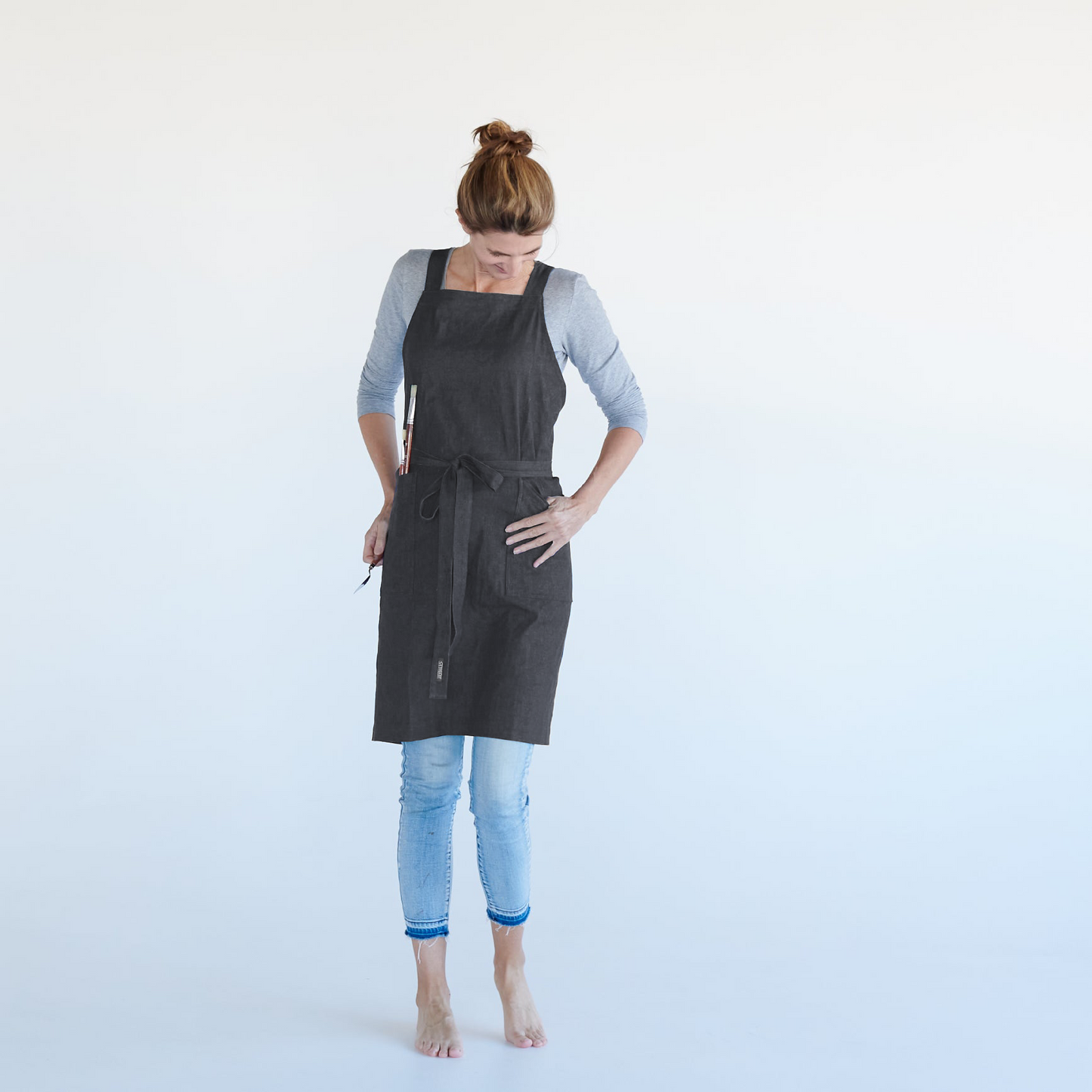 Apron Dynamic with cross back straps and two generous front pockets, made from Organic cotton