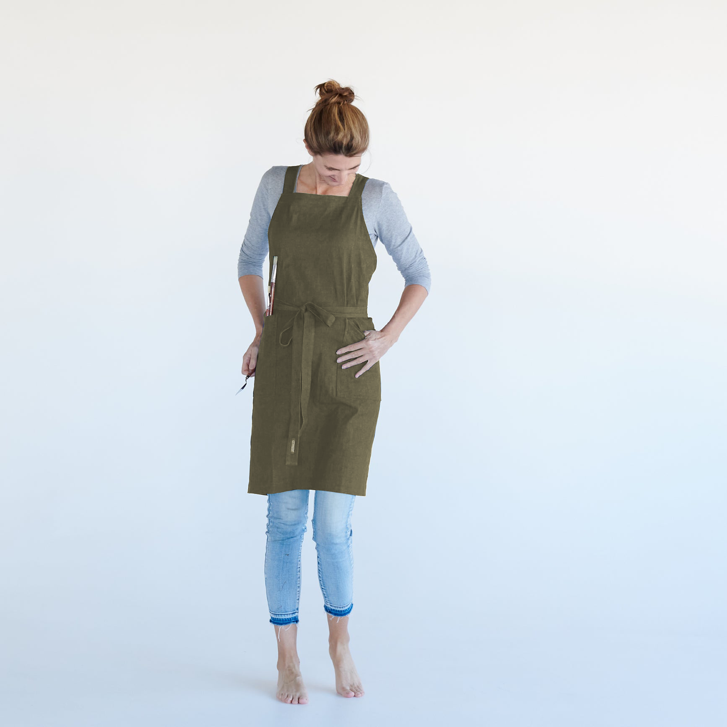Apron Dynamic with cross back straps and two generous front pockets, made from Organic cotton