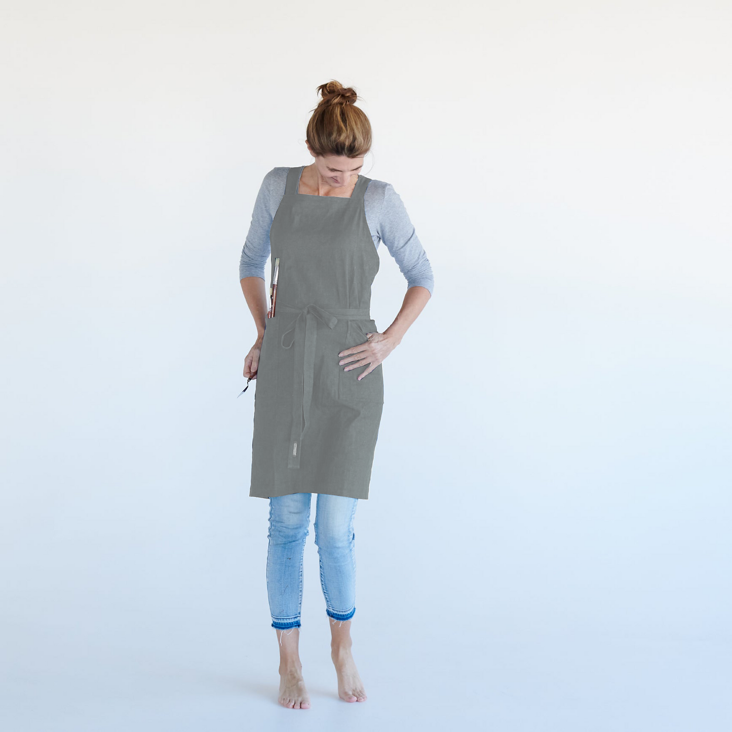 Apron Dynamic with cross back straps and two generous front pockets, made from Organic cotton