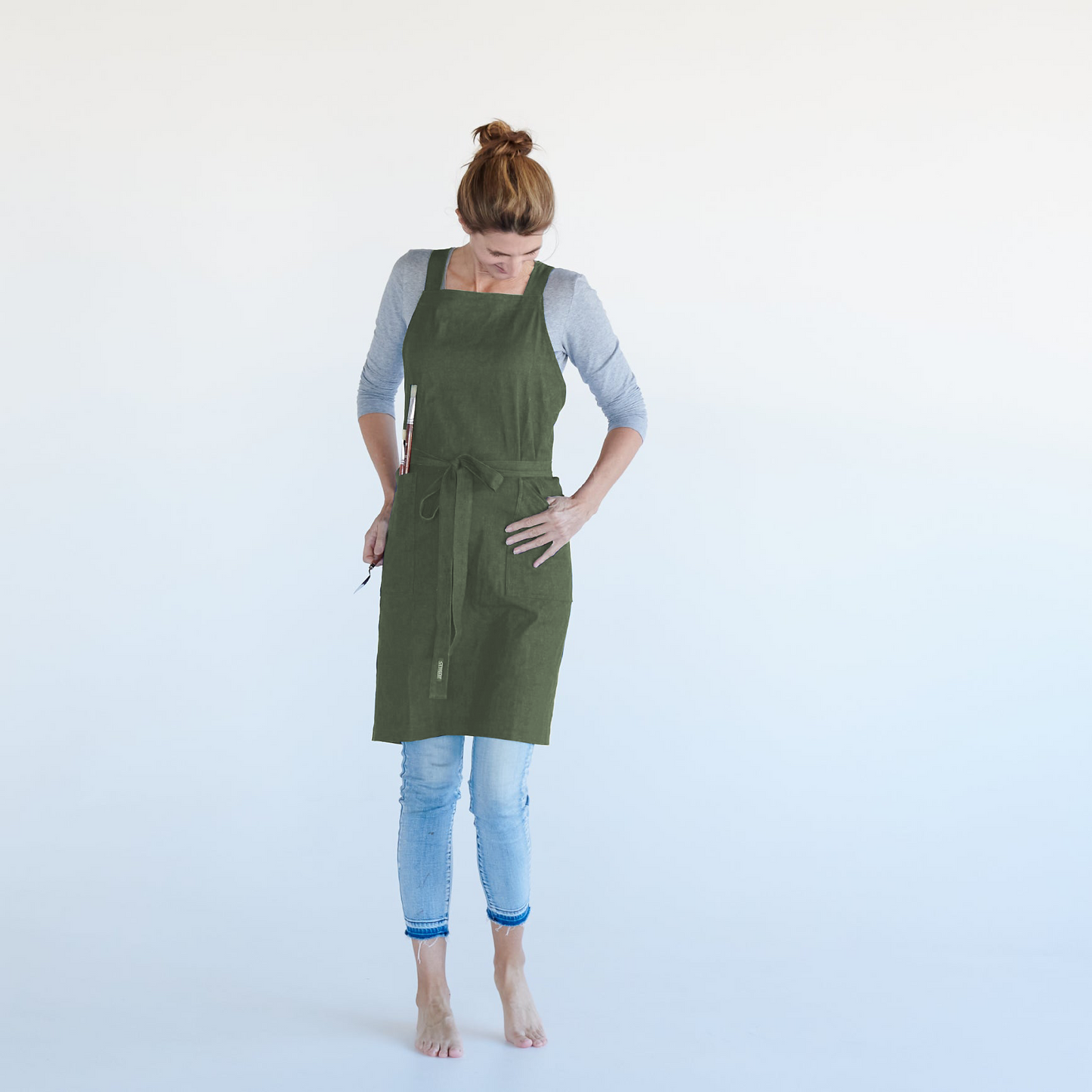 Apron Dynamic with cross back straps and two generous front pockets, made from Organic cotton